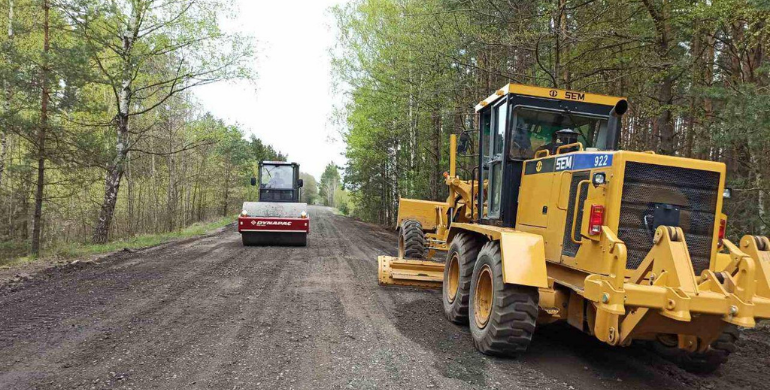 На Рівненщині відновлюють дорогу до Білого озера